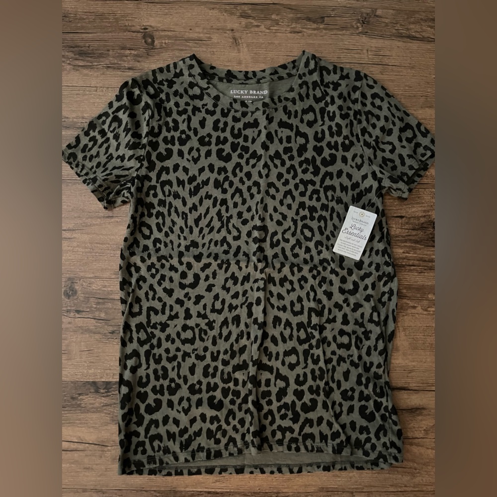 NWT LUCKY BRAND CLASSIC TEE OLIVE AND BLACK PRINT SIZE SMALL